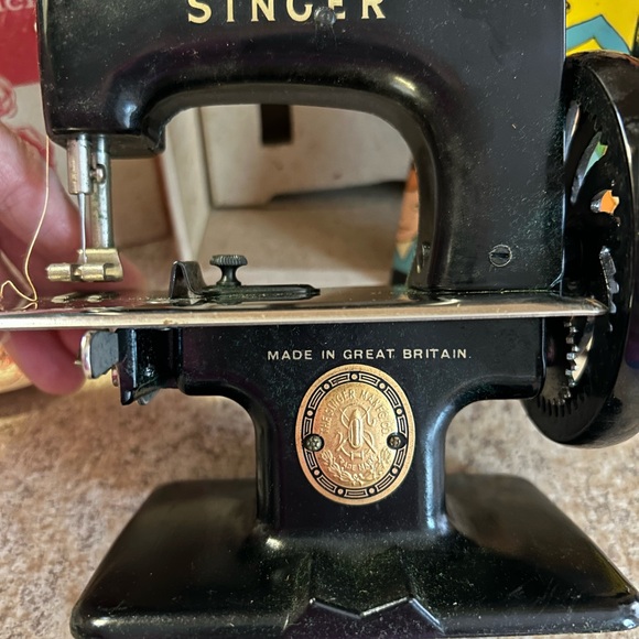 Antique 1955 Singer Child's Sewing Machine - Picture 9 of 12